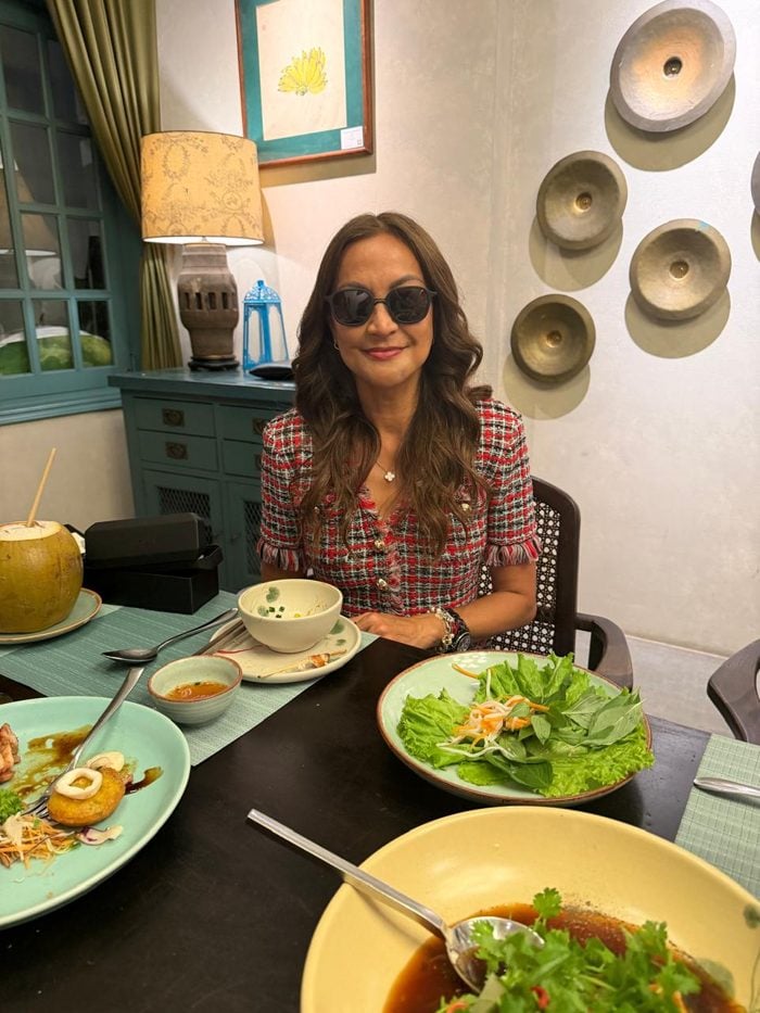 Woman wearing No Se sunglasses at a restaurant table