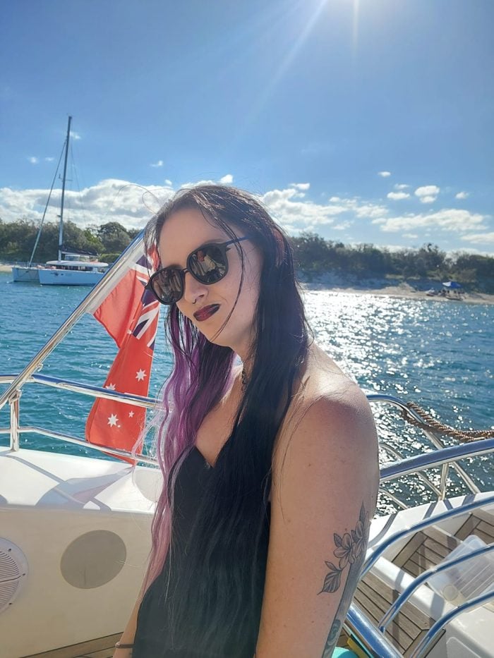 Customer wearing No Se sunglasses