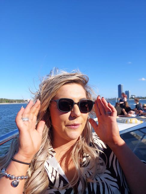Customer wearing No Se sunglasses