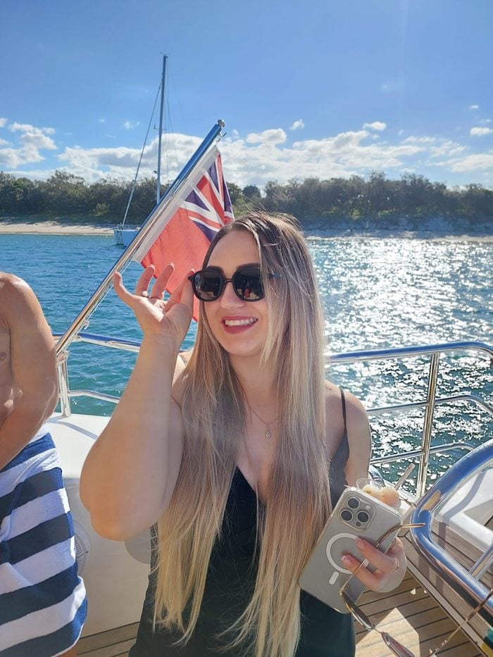 Customer wearing No Se sunglasses