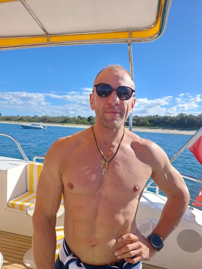 Customer wearing No Se sunglasses